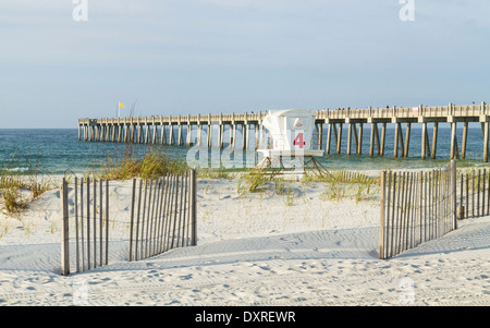 Une station de sauvetage dans les dunes, et le quai de pêche tôt le matin sur la plage de Pensacola, en Floride. Banque D'Images