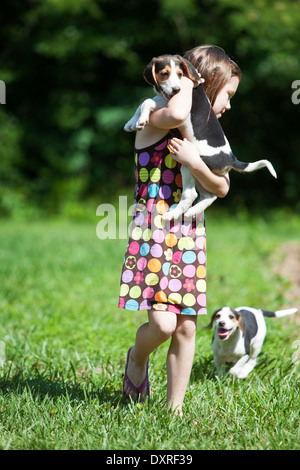 Young Girl holding Chiot Chien de chasse Banque D'Images