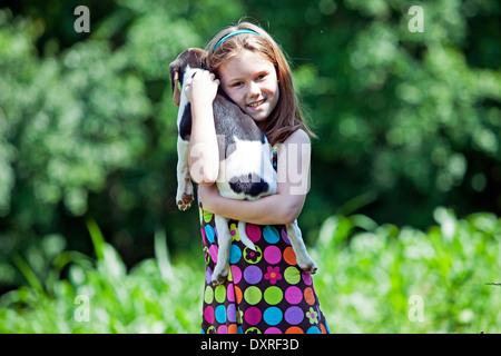 Young Girl holding Chiot Chien de chasse Banque D'Images