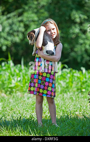 Young Girl holding Chiot Chien de chasse Banque D'Images