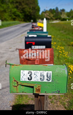 Les boîtes aux lettres rurales alignés le long de routes de campagne Banque D'Images