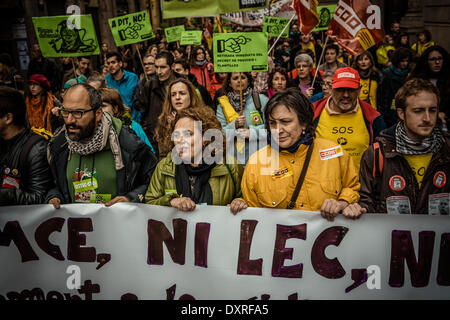 Barcelone, Espagne. Mars 29th, 2014 : manifestants derrière leur bannière mars à Barcelone faites par des milliers d'élèves, parents et enseignants contre les coupes budgétaires dans le système d'éducation Crédit : matthi/Alamy Live News Banque D'Images