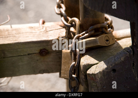 Deux vieux cadenas et chaîne sur gate Banque D'Images