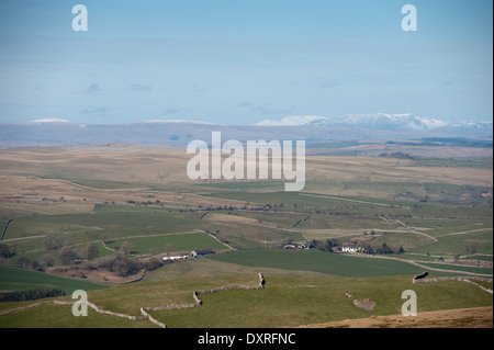 En regardant la partie supérieure vers l'Eden Valley de collines couvertes de neige du quartier du lac. , Cumbria (Royaume-Uni) Banque D'Images