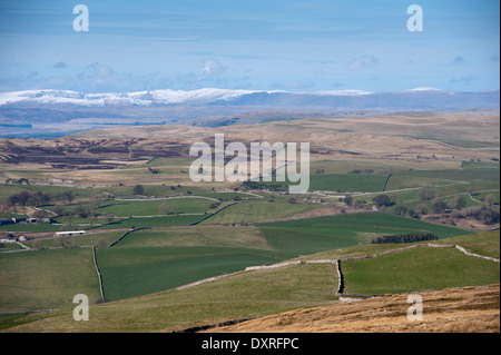 En regardant la partie supérieure vers l'Eden Valley de collines couvertes de neige du quartier du lac. , Cumbria (Royaume-Uni) Banque D'Images