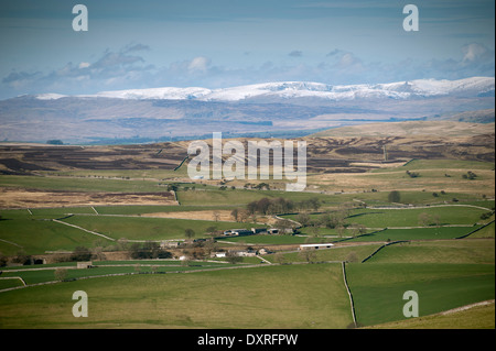 En regardant la partie supérieure vers l'Eden Valley de collines couvertes de neige du quartier du lac. , Cumbria (Royaume-Uni) Banque D'Images