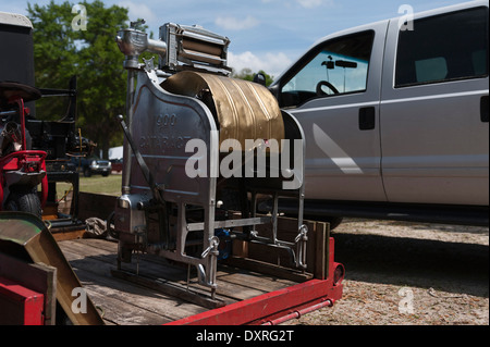 Une cataracte 1900 vintage ancien lave-linge étant montré lors d'un événement du Marion County, en Floride. Banque D'Images