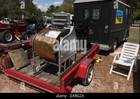 Une cataracte 1900 vintage ancien lave-linge étant montré lors d'un événement du Marion County, en Floride. Banque D'Images