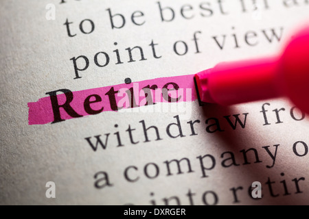 Faux dictionnaire, définition du mot retraite. Banque D'Images