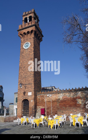 Tour de briques de l'église de l'île de Murano à Venise Banque D'Images