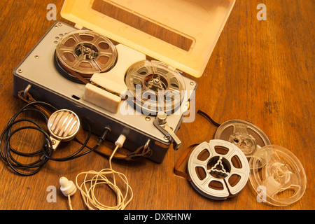 Un magnétophone jouets anciens des années 50 ou 60 ans avec micro-cravate, écouteurs et bobines de bandes d'enregistrement magnétique. Banque D'Images