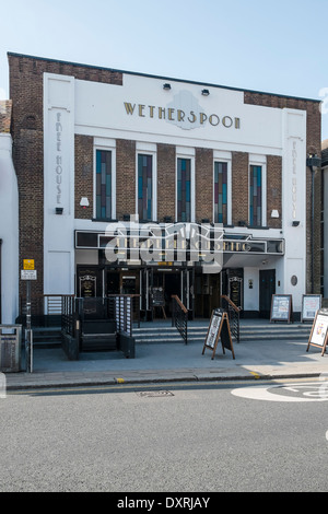 La Peter Cushing, pub Wetherspoons converti à partir d'un cinéma à Whitstable. Photo par Julie Edwards Banque D'Images