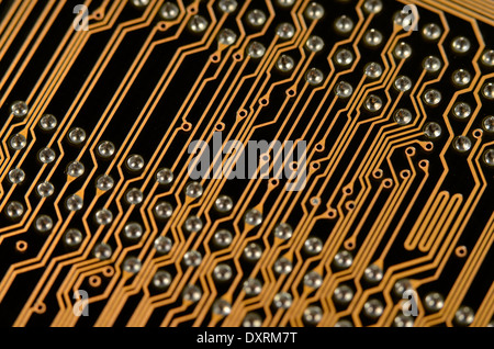 Macro des pistes de la carte mère de la carte de circuit imprimé de l'ordinateur. Détails DU POINT CENTRAL dans l'onglet « Description ». Vue rapprochée d'un circuit, détail d'une carte de circuit imprimé. Banque D'Images