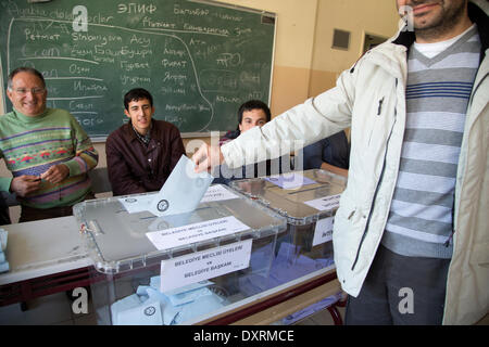 Istanbul, Turquie. 30Th Mar, 2014. La Turquie les gens vont aux urnes pour les élections locales, le dimanche 30 mars 2014 Credit : © Bikem Ekberzade/Alamy Live News Banque D'Images