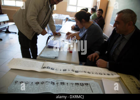 Istanbul, Turquie. 30Th Mar, 2014. La Turquie les gens vont aux urnes pour les élections locales, le dimanche 30 mars 2014 Credit : © Bikem Ekberzade/Alamy Live News Banque D'Images