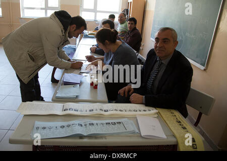 Istanbul, Turquie. 30Th Mar, 2014. La Turquie les gens vont aux urnes pour les élections locales, le dimanche 30 mars 2014 Credit : © Bikem Ekberzade/Alamy Live News Banque D'Images