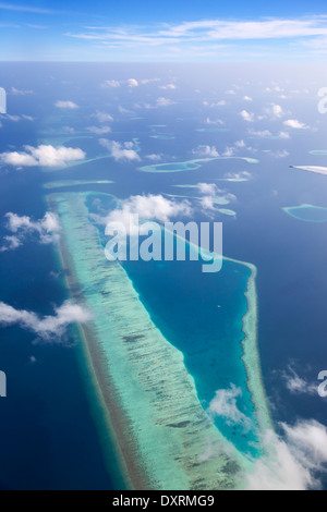 Vue depuis la fenêtre d'un avion volant au-dessus des Maldives dans l'Océan Indien 16 Banque D'Images