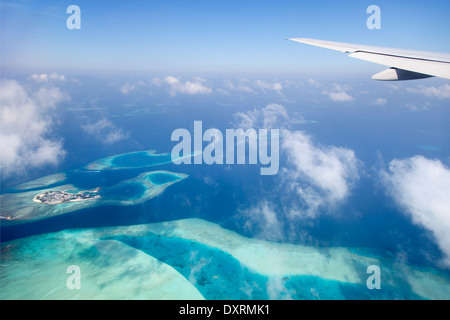 Vue depuis la fenêtre d'un avion volant au-dessus des Maldives dans l'océan Indien 8 Banque D'Images