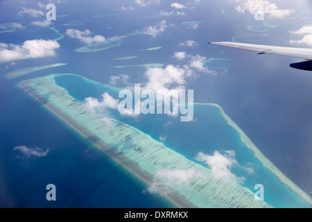Vue depuis la fenêtre d'un avion volant au-dessus des Maldives dans l'océan Indien 5 Banque D'Images