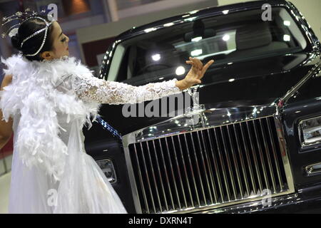 Bangkok, Thaïlande. 28 mars 2014. Présentateur posant avec Rolls Royce lors du 35ème Salon Automobile International de Bangkok . La 35e Bangkok International Motor Show, se tiendra du 26 mars au 6 avril Crédit : John Vincent/Alamy Live News Banque D'Images