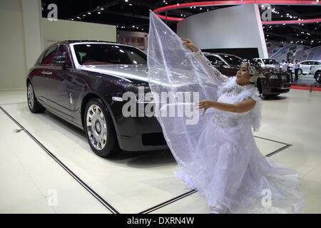 Bangkok, Thaïlande. 28 mars 2014. Présentateur posant avec Rolls Royce lors du 35ème Salon Automobile International de Bangkok . La 35e Bangkok International Motor Show, se tiendra du 26 mars au 6 avril Crédit : John Vincent/Alamy Live News Banque D'Images