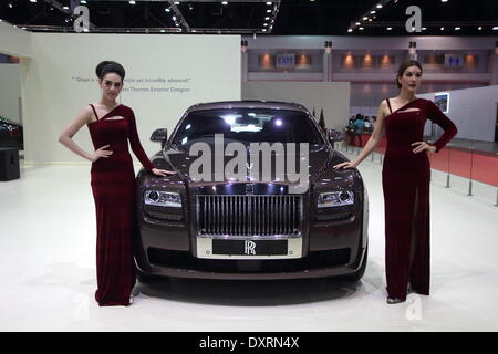 Bangkok, Thaïlande. 28 mars 2014. Les présentateurs posant avec Rolls Royce lors du 35ème Salon Automobile International de Bangkok . La 35e Bangkok International Motor Show, se tiendra du 26 mars au 6 avril Crédit : John Vincent/Alamy Live News Banque D'Images