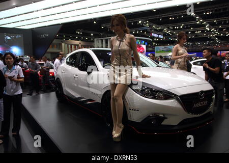 Bangkok, Thaïlande. 28 mars 2014. Présentateur posant avec Mazda 3 lors de la 35e Bangkok International Motor Show . La 35e Bangkok International Motor Show, se tiendra du 26 mars au 6 avril Crédit : John Vincent/Alamy Live News Banque D'Images