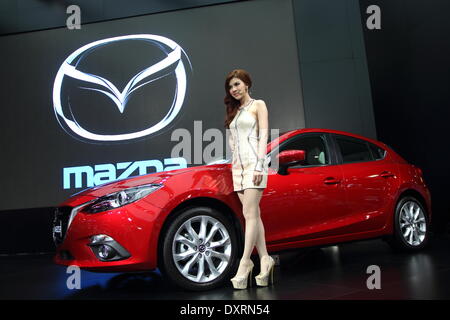 Bangkok, Thaïlande. 28 mars 2014. Présentateur posant avec Mazda 3 lors de la 35e Bangkok International Motor Show . La 35e Bangkok International Motor Show, se tiendra du 26 mars au 6 avril Crédit : John Vincent/Alamy Live News Banque D'Images