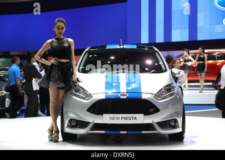 Bangkok, Thaïlande. 28 mars 2014. Posant avec un présentateur de nouvelles Ford Fiesta pendant le 35e Salon International de l'automobile de Bangkok . La 35e Bangkok International Motor Show, se tiendra du 26 mars au 6 avril Crédit : John Vincent/Alamy Live News Banque D'Images