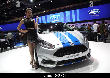 Bangkok, Thaïlande. 28 mars 2014. Posant avec un présentateur de nouvelles Ford Fiesta pendant le 35e Salon International de l'automobile de Bangkok . La 35e Bangkok International Motor Show, se tiendra du 26 mars au 6 avril Crédit : John Vincent/Alamy Live News Banque D'Images