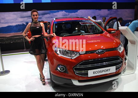 Bangkok, Thaïlande. 28 mars 2014. Présentateur posant avec Ford Eco Sport lors de la 35e Bangkok International Motor Show . La 35e Bangkok International Motor Show, se tiendra du 26 mars au 6 avril Crédit : John Vincent/Alamy Live News Banque D'Images