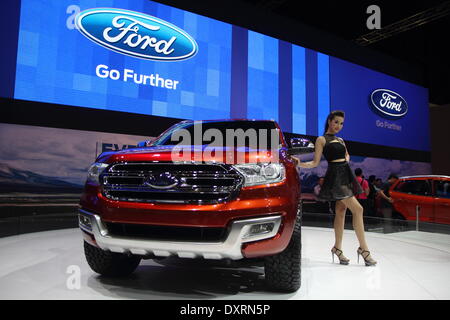 Bangkok, Thaïlande. 28 mars 2014. Présentateur posant avec Ford voiture lors de la 35e Bangkok International Motor Show . La 35e Bangkok International Motor Show, se tiendra du 26 mars au 6 avril Crédit : John Vincent/Alamy Live News Banque D'Images