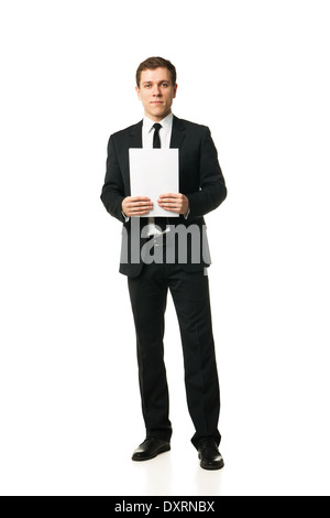 Jeune businessman reading documents de travail isolé sur fond blanc Banque D'Images