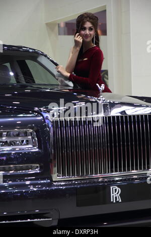 Bangkok, Thaïlande. 28 mars 2014. Présentateur posant avec Rolls Royce voiture pendant le 35e Salon International de l'automobile de Bangkok . La 35e Bangkok International Motor Show, se tiendra du 26 mars au 6 avril Crédit : John Vincent/Alamy Live News Banque D'Images