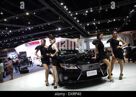 Bangkok, Thaïlande. 28 mars 2014. Les présentateurs posant avec Toyota Lexas ES300h lors de la 35e Bangkok International Motor Show . La 35e Bangkok International Motor Show, se tiendra du 26 mars au 6 avril Crédit : John Vincent/Alamy Live News Banque D'Images