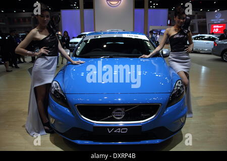 Bangkok, Thaïlande. 28 mars 2014. Les présentateurs posant avec Volve V 40 au cours de la 35ème Salon Automobile International de Bangkok . La 35e Bangkok International Motor Show, se tiendra du 26 mars au 6 avril Crédit : John Vincent/Alamy Live News Banque D'Images