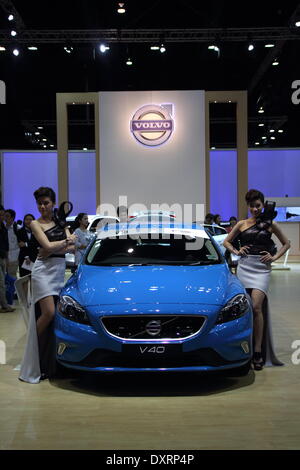 Bangkok, Thaïlande. 28 mars 2014. Les présentateurs posant avec Volve V 40 au cours de la 35ème Salon Automobile International de Bangkok . La 35e Bangkok International Motor Show, se tiendra du 26 mars au 6 avril Crédit : John Vincent/Alamy Live News Banque D'Images