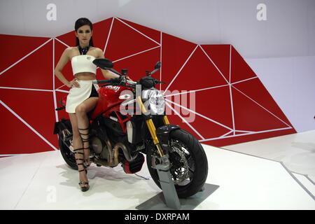 Bangkok, Thaïlande. 28 mars 2014. Les présentateurs posant avec Ducati au cours de la 35ème Salon Automobile International de Bangkok . La 35e Bangkok International Motor Show, se tiendra du 26 mars au 6 avril Crédit : John Vincent/Alamy Live News Banque D'Images