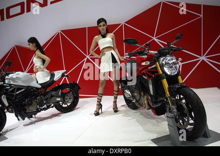 Bangkok, Thaïlande. 28 mars 2014. Les présentateurs posant avec Ducati au cours de la 35ème Salon Automobile International de Bangkok . La 35e Bangkok International Motor Show, se tiendra du 26 mars au 6 avril Crédit : John Vincent/Alamy Live News Banque D'Images