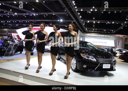 Bangkok, Thaïlande. 28 mars 2014. Les présentateurs posant avec Toyota Lexas ES300h lors de la 35e Bangkok International Motor Show . La 35e Bangkok International Motor Show, se tiendra du 26 mars au 6 avril Crédit : John Vincent/Alamy Live News Banque D'Images