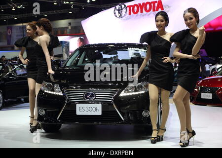 Bangkok, Thaïlande. 28 mars 2014. Les présentateurs posant avec Toyota Lexas ES300h lors de la 35e Bangkok International Motor Show . La 35e Bangkok International Motor Show, se tiendra du 26 mars au 6 avril Crédit : John Vincent/Alamy Live News Banque D'Images