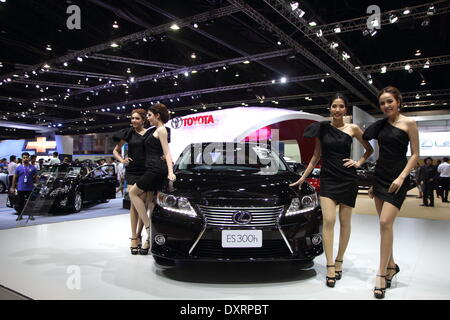 Bangkok, Thaïlande. 28 mars 2014. Les présentateurs posant avec Toyota Lexas ES300h lors de la 35e Bangkok International Motor Show . La 35e Bangkok International Motor Show, se tiendra du 26 mars au 6 avril Crédit : John Vincent/Alamy Live News Banque D'Images