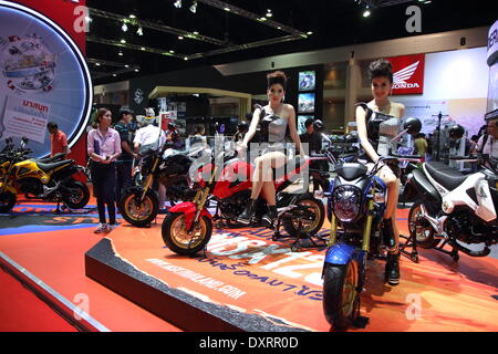 Bangkok, Thaïlande. 28 mars 2014. Les présentateurs posant avec Honda Motos lors du 35ème Salon Automobile International de Bangkok . La 35e Bangkok International Motor Show, se tiendra du 26 mars au 6 avril Crédit : John Vincent/Alamy Live News Banque D'Images