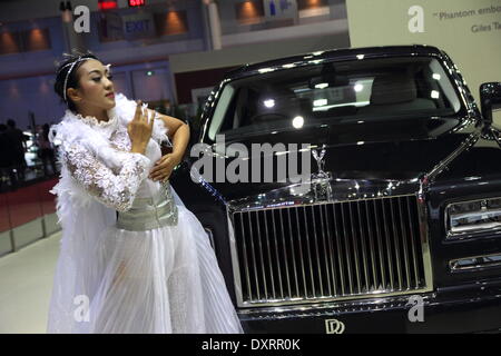 Bangkok, Thaïlande. 28 mars 2014. Présentateur posant avec Rolls Royce lors du 35ème Salon Automobile International de Bangkok . La 35e Bangkok International Motor Show, se tiendra du 26 mars au 6 avril Crédit : John Vincent/Alamy Live News Banque D'Images