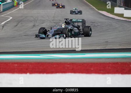 Sepang, en Malaisie. 30Th Mar, 2014. LEWIS HAMILTON de Grande-Bretagne et Mercedes AMG Petronas F1 Team Formule 1 disques durs au cours de la Grand Prix de Malaisie 2014 à Sepang International Circuit à Sepang, Malaisie. Credit : James Gasperotti/ZUMA/ZUMAPRESS.com/Alamy fil Live News Banque D'Images