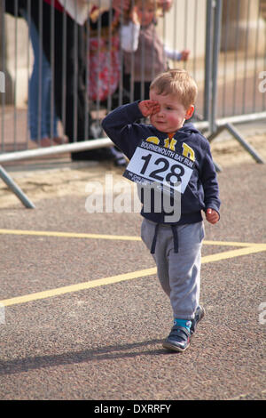 Bournemouth, Royaume-Uni 30 mars 2014. Les enfants font leur maman fière en participant à la 1k enfants fun run/run en famille, une partie de la baie de Bournemouth Exécuter l'option qui permet d'un demi-marathon, 10k, 5k et 1k Family Fun Run le long du front de mer de Bournemouth. Les participants courent le long du littoral Manche pour lever des fonds essentiels pour la British Heart Foundation charity pour lutter contre les maladies du coeur. Famille 1k Fun Run Crédit : Carolyn Jenkins/Alamy Live News Banque D'Images