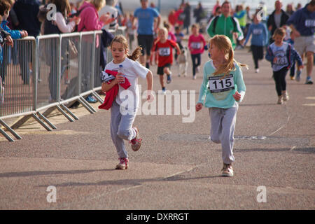 Bournemouth, Royaume-Uni 30 mars 2014. Les enfants font leur maman fière en participant à la 1k enfants fun run/run en famille, une partie de la baie de Bournemouth Exécuter l'option qui permet d'un demi-marathon, 10k, 5k et 1k Family Fun Run le long du front de mer de Bournemouth. Les participants courent le long du littoral Manche pour lever des fonds essentiels pour la British Heart Foundation charity pour lutter contre les maladies du coeur. Famille 1k Fun Run Crédit : Carolyn Jenkins/Alamy Live News Banque D'Images