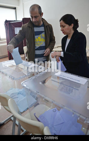 Istanbul, Turquie. 30Th Mar, 2014. Un électeur dépose son bulletin de vote à Istanbul, Turquie, le 30 mars 2014. La Turquie a lancé les élections locales avec plus de 52 millions de citoyens devrait passer à plus de 190 mille sondages pour voter pour les maires et les administrateurs de district. Résultats des élections locales auront aussi une incidence sur le scrutin présidentiel en août et les élections générales de l'année prochaine. © Lu Zhe/Xinhua/Alamy Live News Banque D'Images