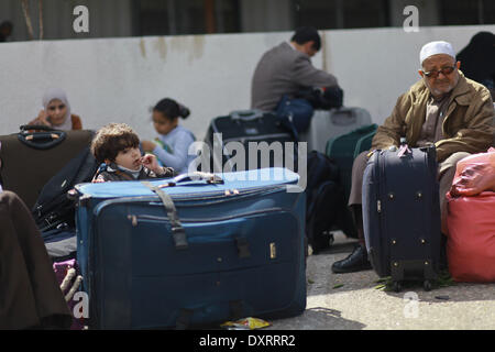 Gaza, Territoires palestiniens. 30Th Mar, 2014. Les Palestiniens dans l'espoir de se rendre en Égypte d'attente à la partie palestinienne de Rafah, frontière entre le sud de la bande de Gaza et l'Egypte, le 30 mars 2014. Réouverture partielle des autorités Egyption frontalier de Rafah pour trois jours après 50 jours de sa fermeture. © Ahmed Deeb/NurPhoto ZUMAPRESS.com/Alamy/Live News Banque D'Images