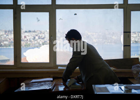 Istanbul, Turquie. 30Th Mar, 2014. Les citoyens turcs ont participé au scrutin pour les élections locales à Istanbul, Turquie, le 30 mars 2014. Le vote doit se terminer à 17:00. Ces élections sont un test de popularité pour le parti du Premier ministre Recep Tayyip Erdogan, l'AKP. (Photo par Aurore Belot/NurPhoto) Credit : Aurore Belot/NurPhoto ZUMAPRESS.com/Alamy/Live News Banque D'Images